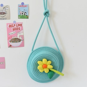 Gros plan du sac en coton tissé vert menthe avec une fleur de tournesol jaune