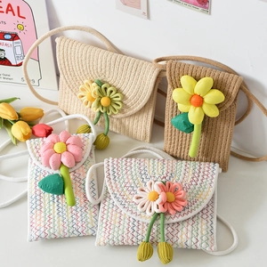 Detailansicht der gewebten Handytaschen mit 3D-Blumenakzenten in Sommerfarben
