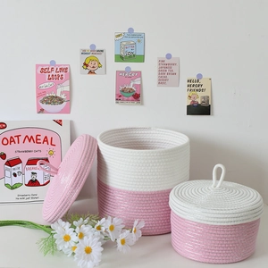 Set di due cesti portaoggetti in cotone intrecciato bianco e rosa con coperchi per la casa