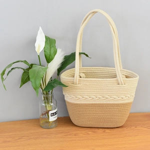 Elegante borsa tote intrecciata in beige e marrone chiaro per spiaggia o uso quotidiano