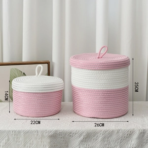 Set di due cesti portaoggetti intrecciati rosa e bianchi con coperchi per la casa