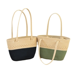 Borsa tote intrecciata a mano con colori a contrasto e dettagli intrecciati per le vacanze