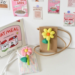 Detailaufnahme gewebter Handy-Minibag mit Blumenakzenten und Stofftextur-Details