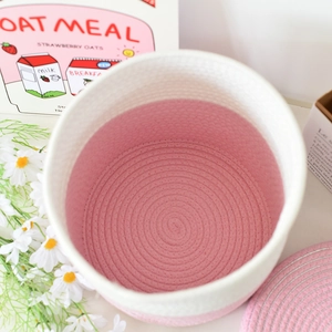 Dettaglio del cesto in corda di cotone rosa e bianco con coperchio e vista interna