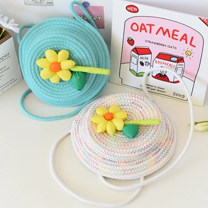 Détail du sac bandoulière tissé pour enfants avec décor tournesol et corde en coton