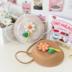 Détail du sac cabas tissé avec fleurs en 3D et fines bandoulières pour l'été