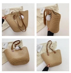 Détails du sac cabas en paille avec poignées en cuir marron et pompon décoratif blanc