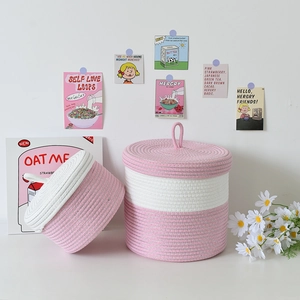 Dettaglio dei cestini portaoggetti in corda di cotone rosa e bianco con fili glitter
