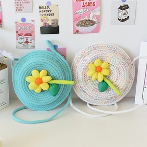 Sac fourre-tout tissé avec fleurs 3D en options bleu clair et blanc