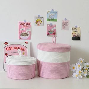 Dettaglio dei cesti portaoggetti in corda di cotone intrecciata con coperchi rosa