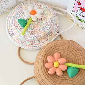 Sacs à bandoulière pour enfants en paille tissée avec fleurs en peluche 3D en blanc et kaki