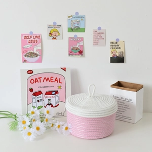Dettaglio del cesto portaoggetti in cotone intrecciato rosa e bianco con coperchio