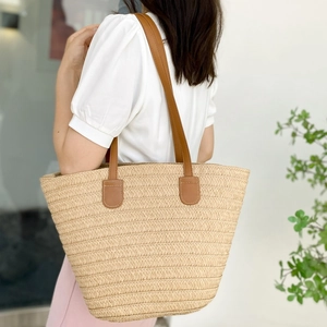 Grand sac fourre-tout en paille avec bandoulières en cuir pour les vacances d'été