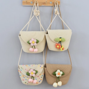 Sacs à bandoulière tissés main pour enfants avec fleurs en tissu et breloques cerise en quatre tons