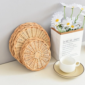 Minimalist hand-woven round rattan heat-resistant placemat set for kitchen dining table