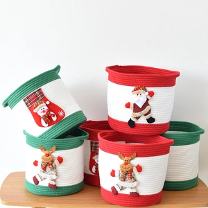 Détail de paniers de Noël en coton tissé avec motifs appliqués de Père Noël et de renne