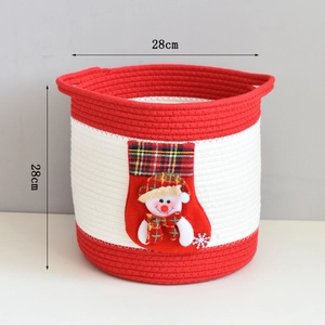 Détail du panier tressé de Noël avec broderie bonhomme de neige et taille 28 cm