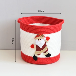 Détail d'un panier de Noël en coton de 28 cm avec une applique de Père Noël