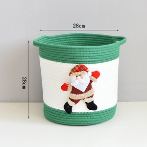 Détail du panier tressé Père Noël aux rayures vertes et blanches avec marque de 28 cm