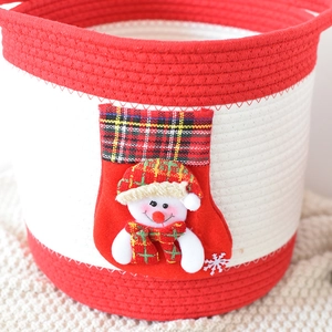 Détail du panier de Noël en coton avec bonhomme de neige 3D et décor de chaussette