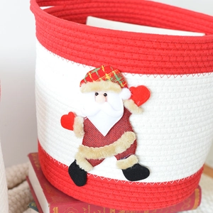 Détail d'un panier de Noël en corde de coton avec applique de Père Noël en 3D