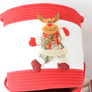 Vue détaillée du panier en coton tressé rouge et blanc avec applique renne de Noël 3D