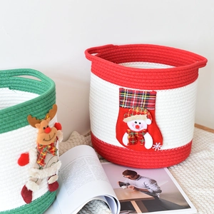 Détail de paniers de Noël en coton avec broderies de renne et de bonhomme de neige