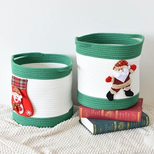 Détails des paniers de Noël en coton tissé vert et blanc avec motifs Père Noël et bonhomme