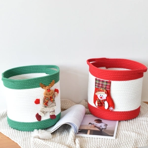 Détail de paniers de Noël tressés en coton avec décorations de renne et bonhomme de neige