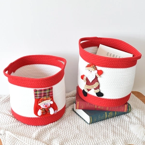 Détail de paniers de Noël en corde de coton avec décorations 3D Père Noël et bonhomme