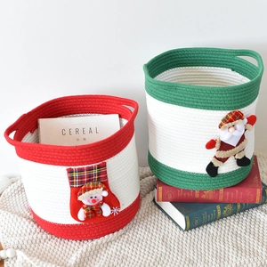 Détail de paniers de rangement de Noël en coton avec motifs 3D bonhomme de neige et Père Noël
