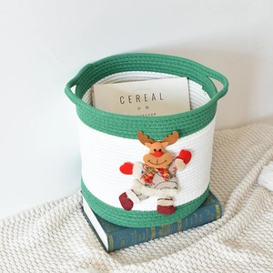 Détail du panier de Noël tissé avec décoration de renne en 3D et des poignées solides