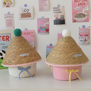 Dettaglio di cesti intrecciati a forma di fungo con nastro carino e finiture con pompon