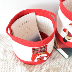 Panier de rangement de Noël en coton avec motifs Père Noël sur tapis en tricot blanc