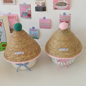 Dettaglio di cesti portaoggetti in corda di cotone a forma di fungo con pompon e fiocchi