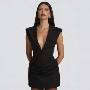 Détail de robe noire sans manches à col en V avec épaulettes structurées et plis élégants