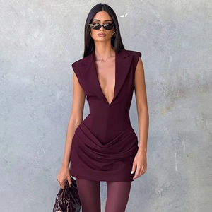 Détail d'une robe sans manches bordeaux avec col en V et taille froncée avec pantalon chic