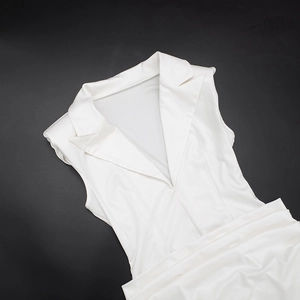 Détail d'une robe blanche sans manches élégante avec col à revers et design en V minimaliste