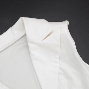 Détail de la robe blanche avec col à revers élégant et texture de tissu tissé de qualité