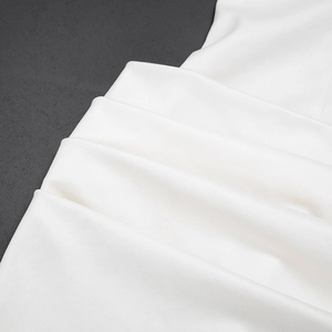 Gros plan d'un tissu blanc élégant avec texture plissée et détails de couches