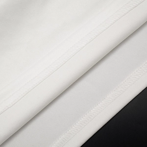 Vue macro détaillée de la texture du tissu blanc avec des coutures à double surpiqûre