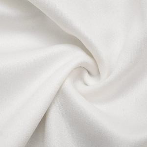 Détail macro du tissu textile blanc de haute qualité montrant une texture fine et drapé