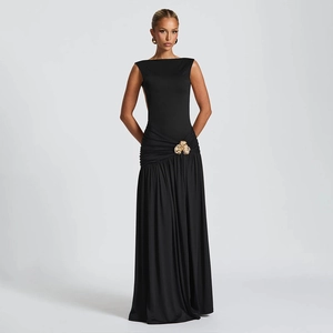 Elegantes ärmelloses schwarzes Abendkleid mit Plissee-Taille und goldener Blumenschnalle