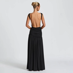 Elegantes rückenfreies schwarzes Maxikleid mit geraffter Taille und Faltenrock für den Sommer