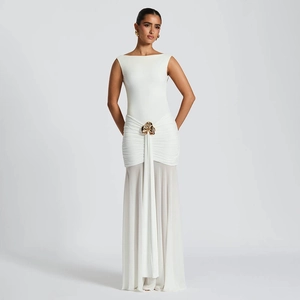 Detailansicht weißes ärmelloses Kleid mit Taillenfalten und goldener Blumenschnalle