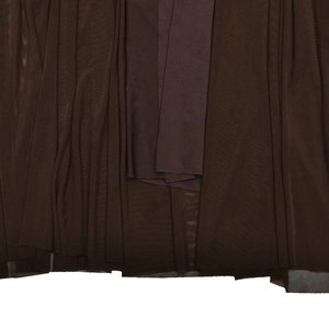 Detail der mehrlagigen dunkelbraunen Netzstoffstruktur mit feiner Faltenbildung am Kleid