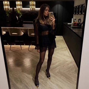 Dettaglio della trama in pizzo nero elegante e tessuto a rete delle maniche