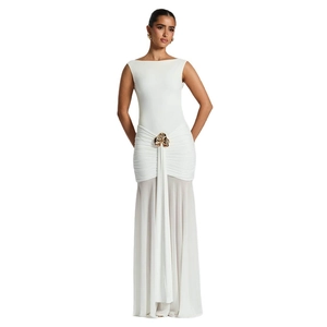 Elegantes ärmelloses weißes rückenfreies Falten-Maxikleid mit goldener Blumenschnalle