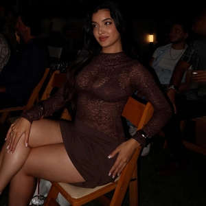 Détails de la dentelle florale marron d'une robe moulante sexy avec des volants