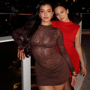 Détails de la texture de dentelle sexy et du tissu froncé sur ces robes courtes